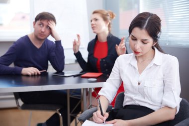 ofiste çalışan iş adamları