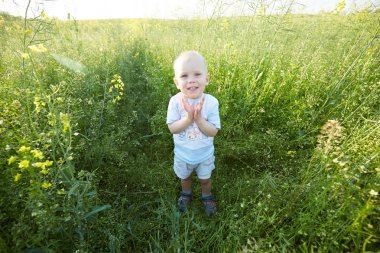 Çocuk çiçeklenme yaz çayır