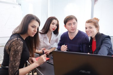 ofiste çalışan iş adamları