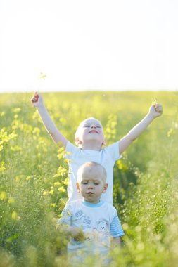 Çiçek açan çayır, küçük çocuklar