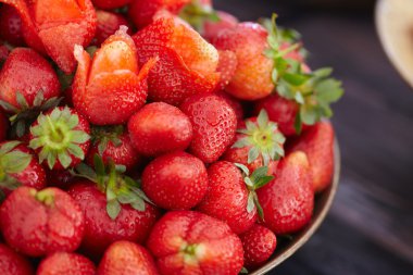 taze çilek ile çanak