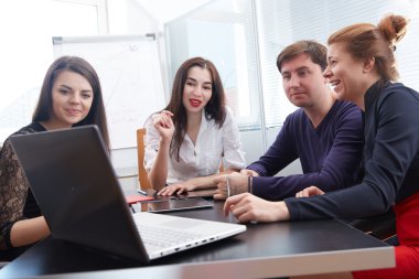 ofiste çalışan iş adamları