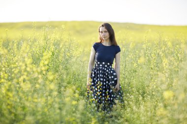 çiçek açan alan kız