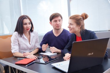 ofiste çalışan iş adamları