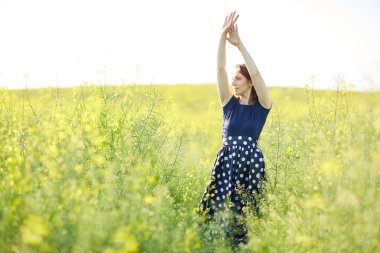 çiçek açan alan kız