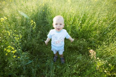 Çocuk çiçeklenme yaz çayır