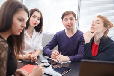 ofiste çalışan iş adamları