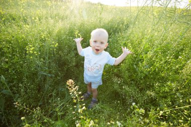 Çocuk çiçeklenme yaz çayır
