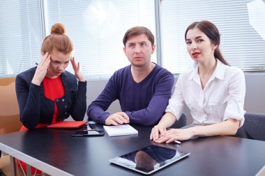 ofiste çalışan iş adamları