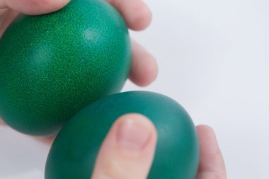 Çocuğun elinde Paskalya yumurtaları