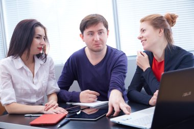 ofiste çalışan iş adamları