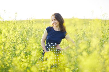 çiçek açan alan kız