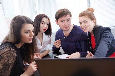 ofiste çalışan iş adamları