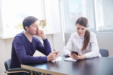 birlikte çalışan iş adamları