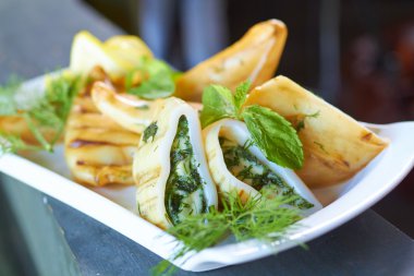 Yangın dolması kalamar kavrulmuş