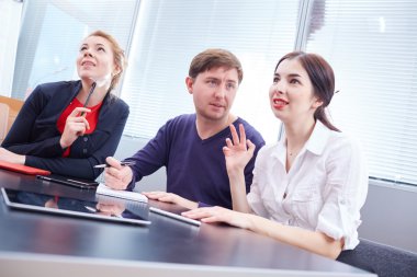 ofiste çalışan iş adamları