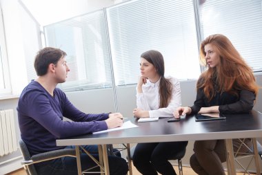 ofiste çalışan iş adamları