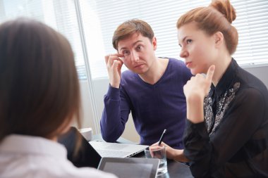 ofiste çalışan iş adamları