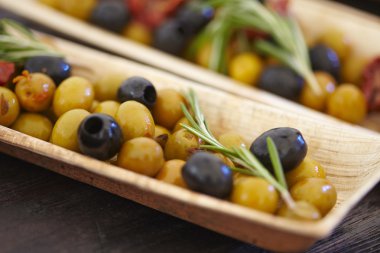 Siyah ve yeşil zeytin