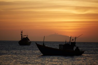 Gün batımında balıkçı tekneleri