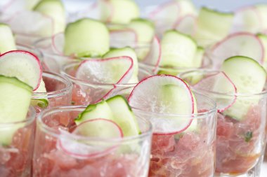 Cam şişeler içinde meze