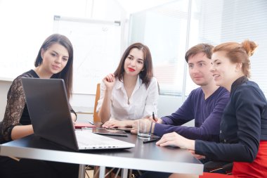 ofiste çalışan iş adamları