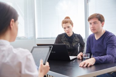 ofiste çalışan iş adamları