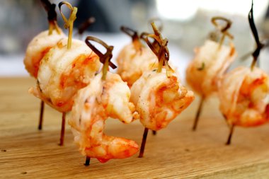 Kızarmış karides şiş üzerinde