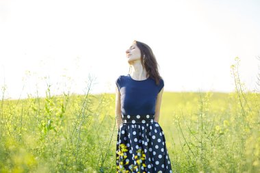 çiçek açan alan kız