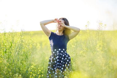 çiçek açan alan kız