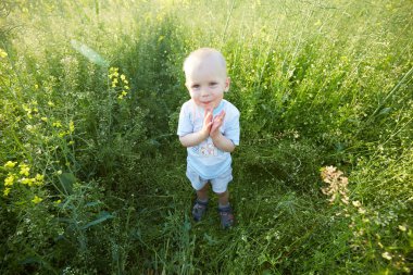 Çocuk çiçeklenme yaz çayır