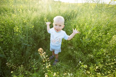Çocuk çiçeklenme yaz çayır