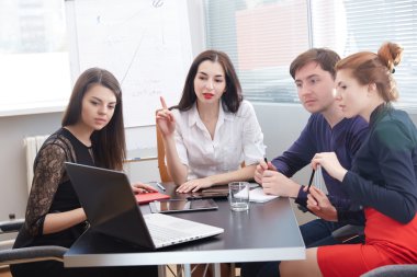 ofiste çalışan iş adamları