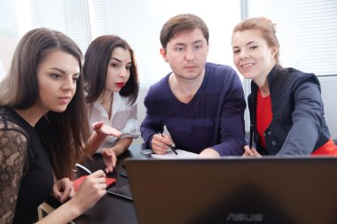 ofiste çalışan iş adamları