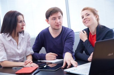 ofiste çalışan iş adamları