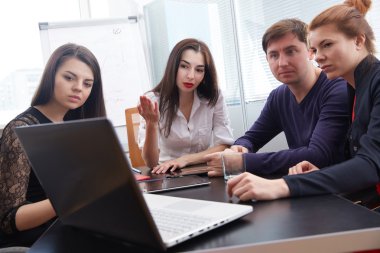 ofiste çalışan iş adamları