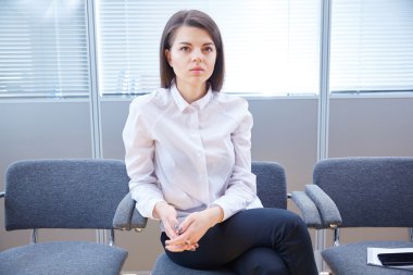 güzel iş kadını ofiste oturan