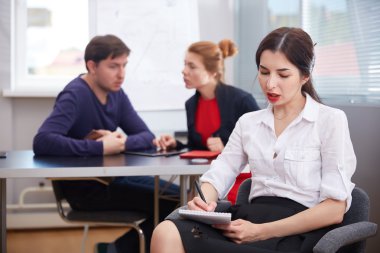 ofiste çalışan iş adamları