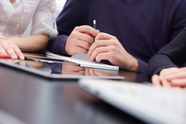 veri tartışırken iş adamları