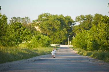 Kırsal yolda küçük çocuklar