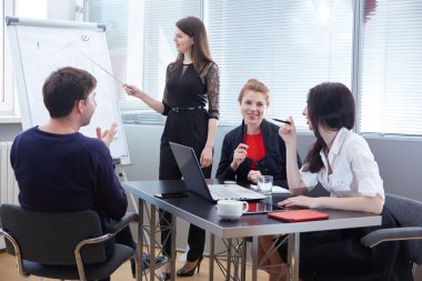 iş adamları bir toplantı odasında