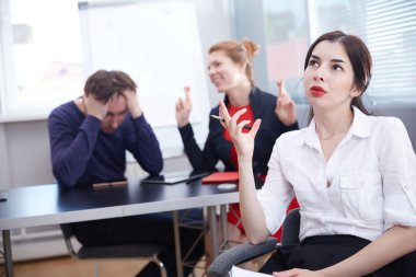 ofiste çalışan iş adamları