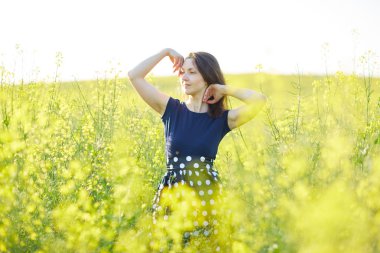 çiçek açan alan kız