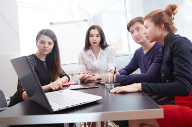 ofiste çalışan iş adamları