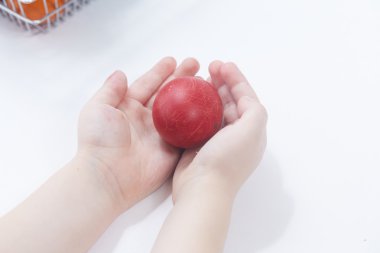 Paskalya yumurtaları ellerinde