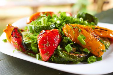 ile ızgara tatlı biber çanak