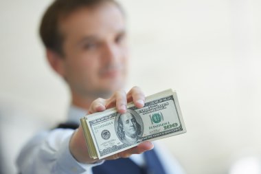 Dolar iş adamı elinde