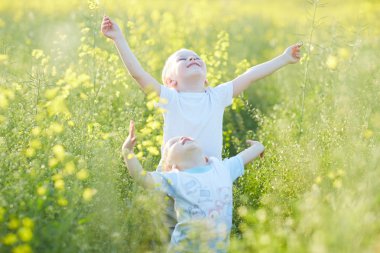 Çiçek açan çayır, küçük çocuklar