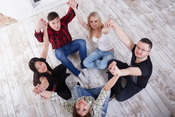 Studenter som håller hand — Stockfoto