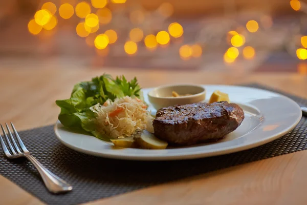 Filete con salsa y verduras — Foto de Stock